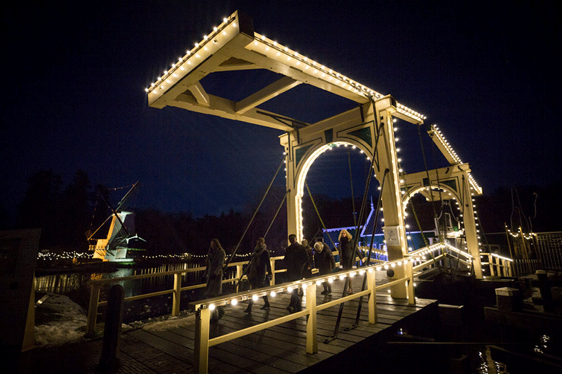 De verlichte brug in het Openluchtmuseum